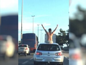 Passageiro é flagrado 'dançando' no teto solar de carro