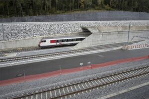 Túnel ferroviário mais longo do mundo entra em operação na Suíça