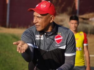 Hemerson Maria renova contrato com o Vila