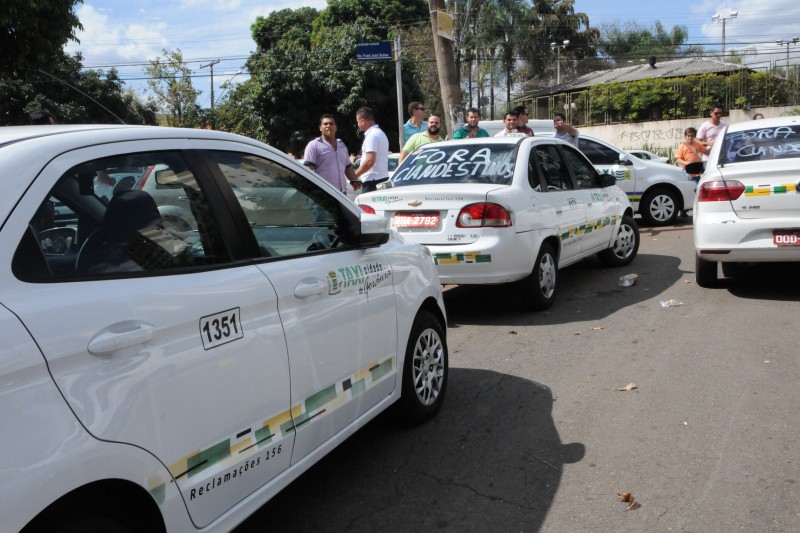 Taxistas de Goiânia protestam pela regulamentação do Uber