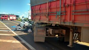 Motorista morre após colidir carro contra carreta