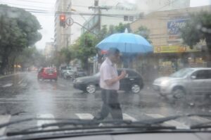 Temporal em Goiânia castiga moradores e alaga estabelecimentos