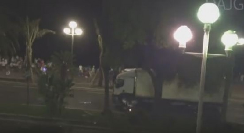 Vídeo mostra momento em que caminhão avança contra multidão em Nice