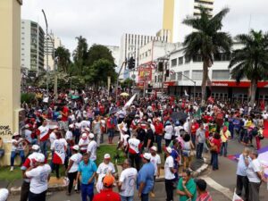 Greve Geral paralisa Goiânia e confrontos são marcados por violência