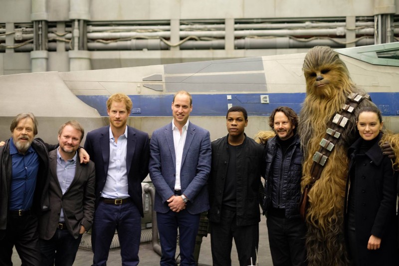 Príncipes William e Harry visitam set de gravação de Star Wars