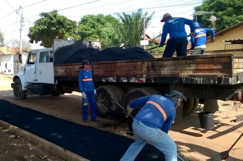 Operação tapa-buracos chega a 20 bairros nesta quarta-feira