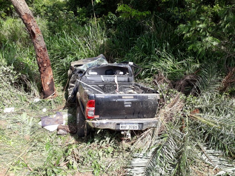 Homem morre na hora após colisão com carreta e árvore em acidente na BR-153