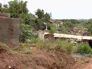 Moradores resistem em deixar áreas de risco