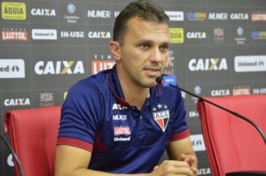 João Paulo Sanches usa duas escalações em amistoso com Uberlândia-MG