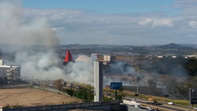 Fumaça invade pista na BR 153