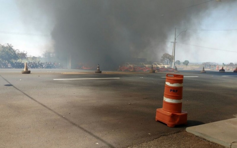 Incêndio destrói 9 veículos em pátio da Polícia Rodoviária Federal