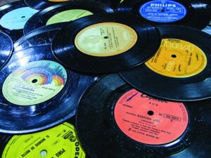 ‘Na Toca quem Toca Vinil é Você’: projeto ‘revive’ discos