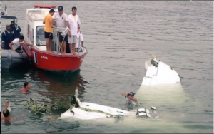 Bombeiros resgatam mais dois corpos de avião que caiu em Paraty