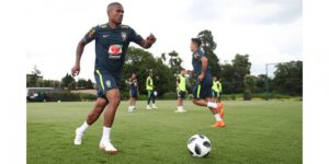 Douglas Costa se recupera e Brasil retoma os treinamentos