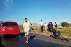 Motociclista morre após colisão contra carro na contramão