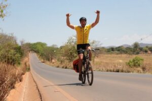 Ciclista francês pedala pelo Brasil estimulando ações contra a corrupção