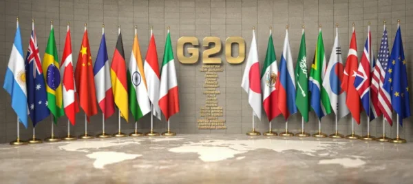 escrito g20 e listagem de nomes em uma parede entre as bandeiras dos 20 membros do g20 grupo dos 20