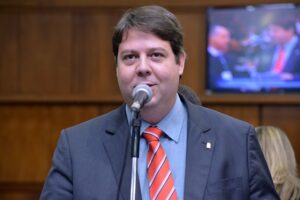 Justiça garante mandato a deputado Karlos Cabral