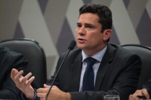 Moro pede calma a manifestantes