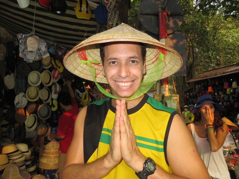 Goiano Igor Galli lança livro contanto sobre os mais de 150 países que visitou