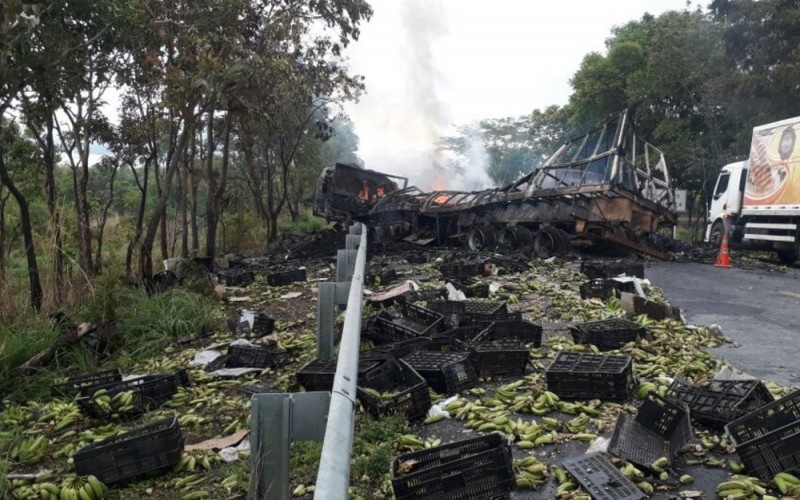 Motoristas morrem carbonizados após colisão na BR-020