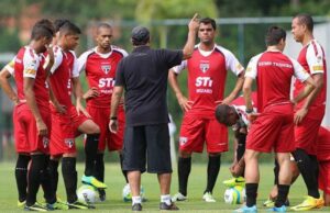 Diretoria do São Paulo está em busca de um novo atacante