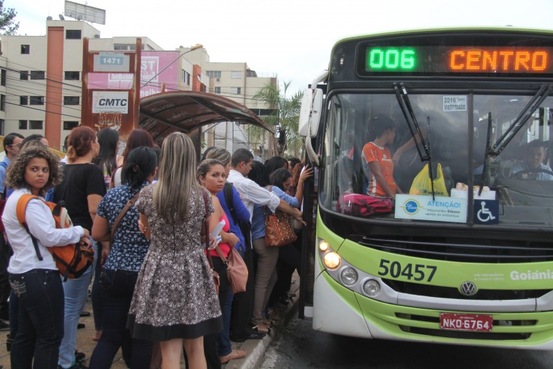 Pessoas com mobilidade reduzida podem descer pela frente do ônibus