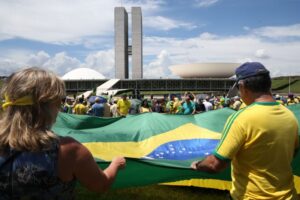 Manifestação faz enterro simbólico da ‘velha política’