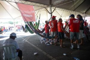 Manifestantes pró e contra impeachment continuam chegando a Brasília