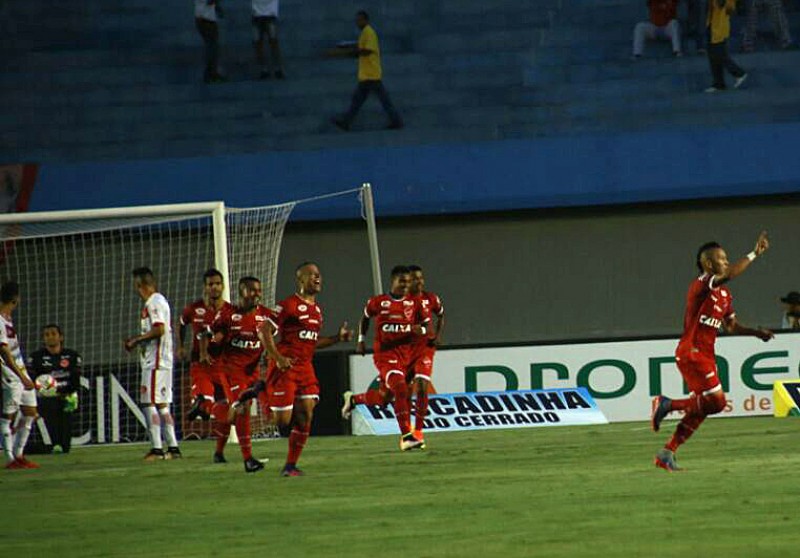 Em duelo de alvirrubros