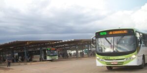 Mulher encontra mochila em ônibus com mil reais e devolve