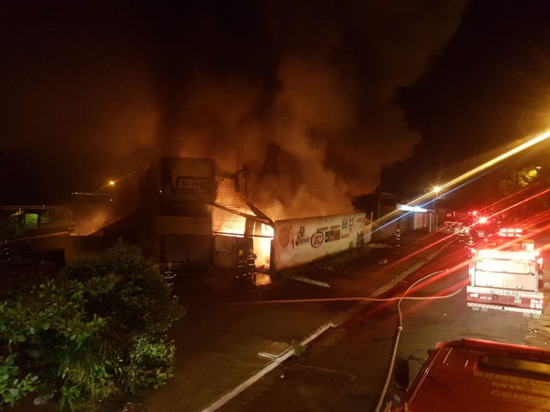 Distribuidora pega fogo na madrugada desta segunda-feira no Jardim Novo Mundo