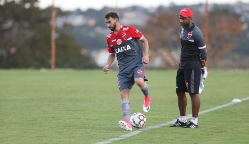 Vila não irá trazer lateral  para a vaga de Gastón