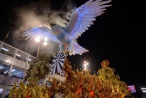 Escolas campeãs do carnaval do Rio desfilam à noite