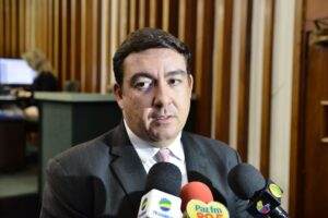 Projeto prevê corte de ponto de deputados