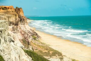 Onde o mar de areia  se encontra com dunas azuis
