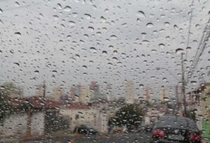 Segunda-feira com chuva forte na Região Central de Goiás