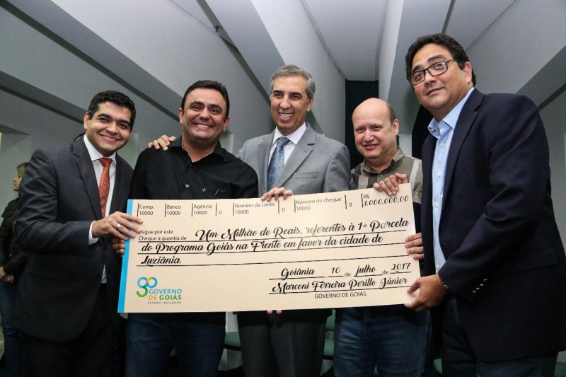 José Eliton libera recursos  para 32 municípios goianos