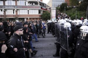 Em meio a protestos