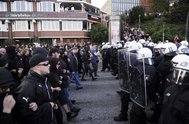 Em meio a protestos