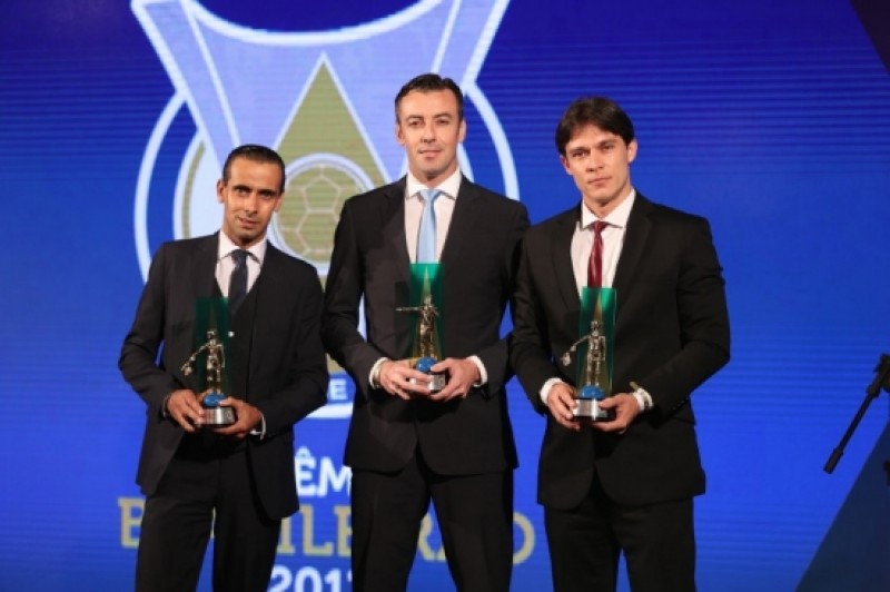 Assistente de arbitragem goiano recebe prêmio da CBF