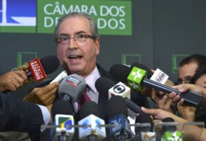 Cunha entrega autorização a Renan