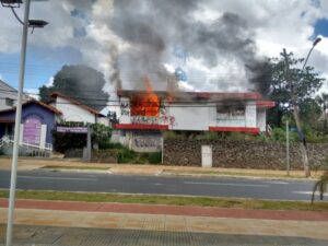 Incêndio toma conta de casa abandonada no Centro