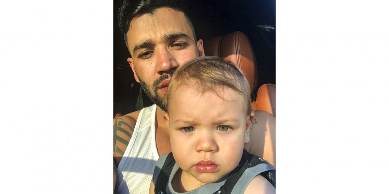 Gusttavo Lima posa com filho Gabriel