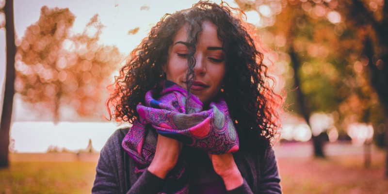 Confira dicas de como usar  lenços e echarpes durante o inverno