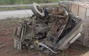 Motorista de caminhão morre após colidir contra carreta