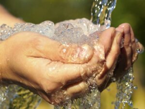 Brasileiro consome mais água que a ONU indica por pessoa