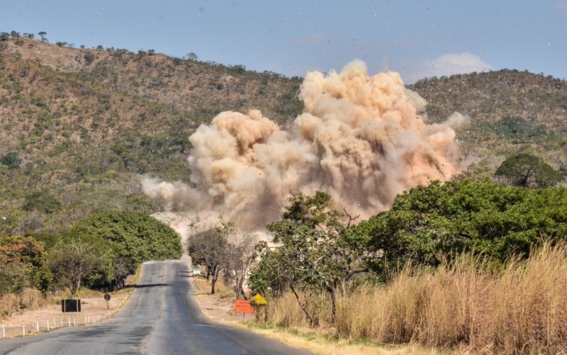 Detonação de rocha interrompe trevo de Mossâmedes e cidade de Goiás nesta quarta