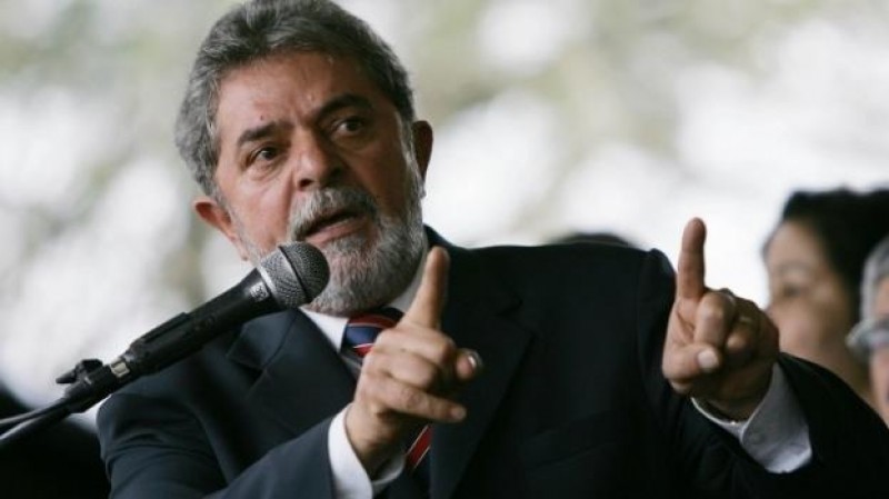 Lula pede que Gilmar Mendes reveja decisão que suspendeu sua posse como ministro