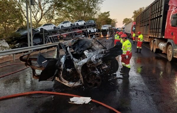 homem morre apos colidir com carreta cegonha na br 153 em porangatu